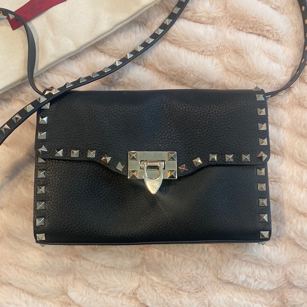 Valentino black rockstud leather shoulder bag.